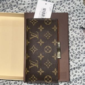 Lv kiss lock comes with box